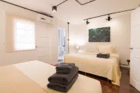 Mini-Me HUBS, Charm Suites & Pool in Old City - Guest houses
