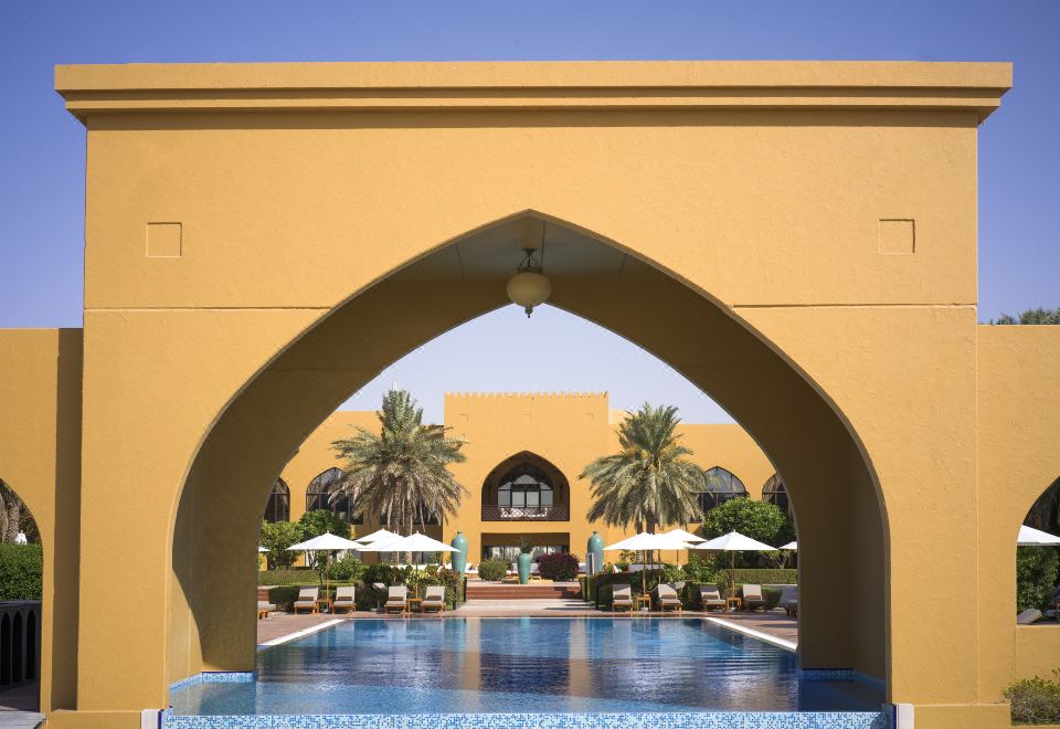 알다프라 리조트의 야외 수영장 및 휴식 공간