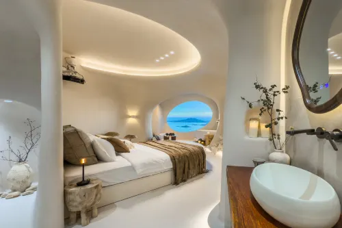 Yuli, the designer of Yushe, is amazed by the tranquil sea view homestay