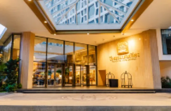 曼谷素拉翁蒙天酒店 鄰近是隆夜市的酒店