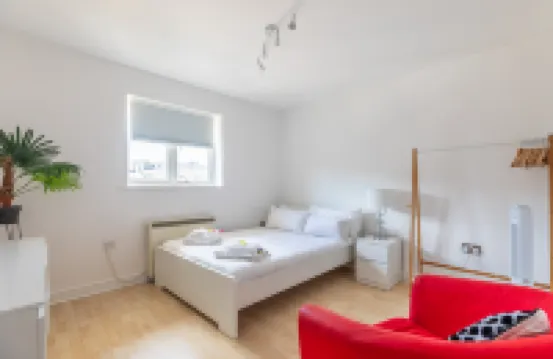 Skyline Haven: Modern 2BR w/ Free Parking & 4kTV