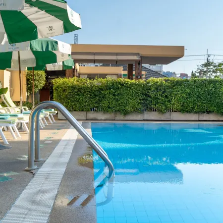 Sirin Hotel Hua Hin Отели рядом с достопримечательностью «Ночной базар Хуа Хина Бун Чалерн»