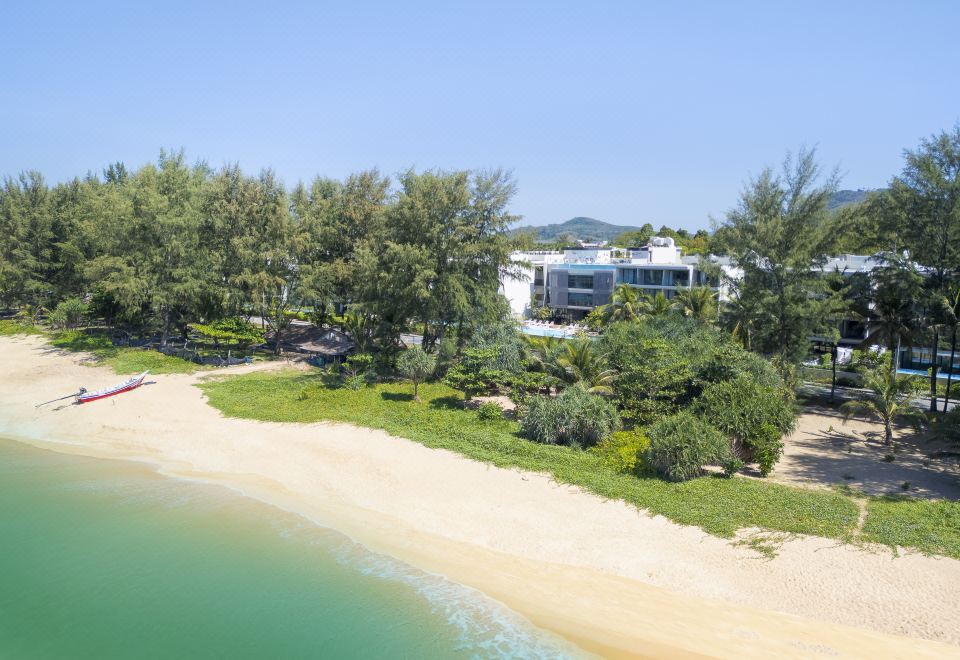 해변 근처 리조트 산책로