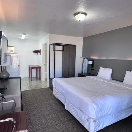 OYO Garden Inn and Suites Pearsall I-35 East