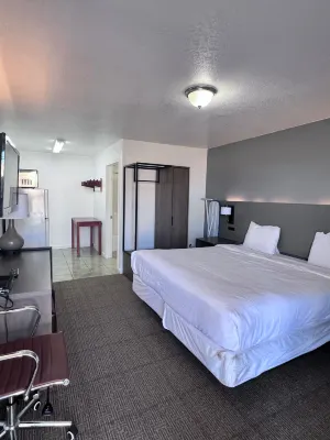 OYO Garden Inn and Suites Pearsall I-35 East