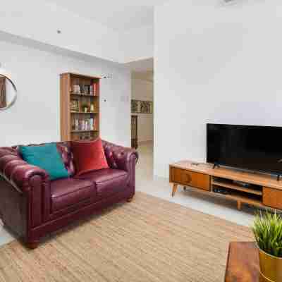 Pendennis Fern - Luxury 4 Bedroom Colpetty Home: Roof Jacuzzi Pool Rooms