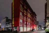 RedDoorz Plus Near Galaxy Bekasi - Guest houses