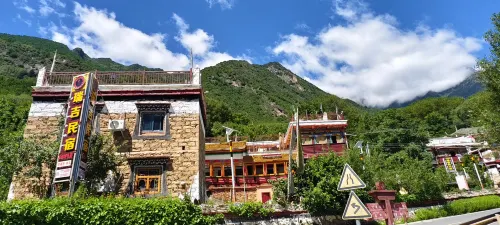 Regi Homestay in Danba County - balcón