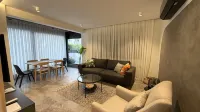 Cozy 2BR Apartment with Garden Walk to the Beach - Parkplatz