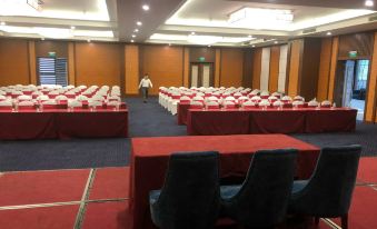 a conference room with rows of chairs arranged in a semicircle , and a table in the center at Muong Thanh Luxury Son La