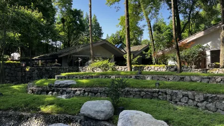Qingcheng Study Eco Resort Hotel Отели рядом с достопримечательностью «Baiyun Wanfo Cave»
