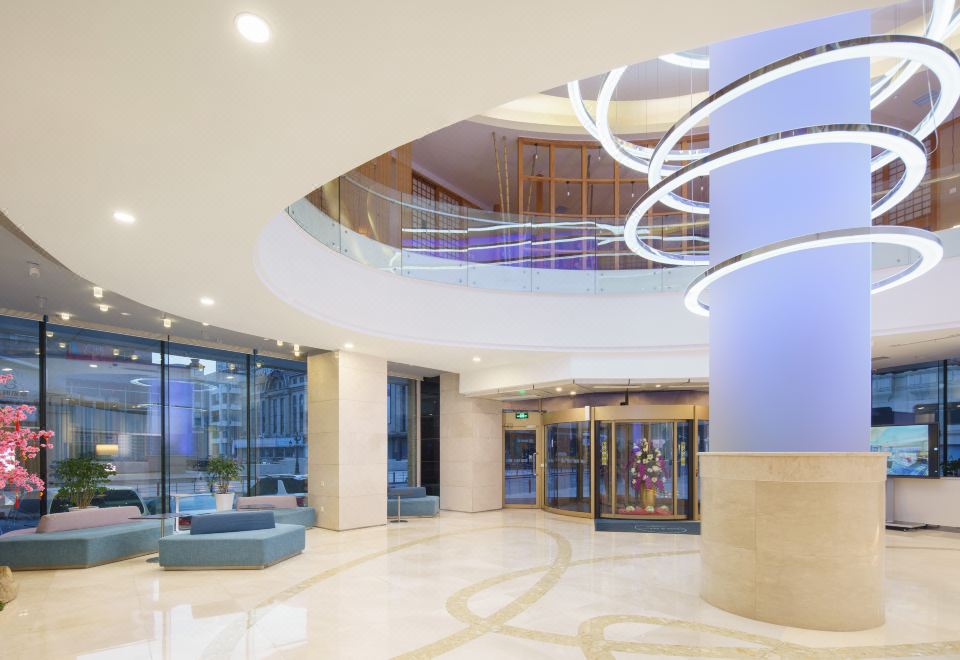 4. 홀리데이 인 익..