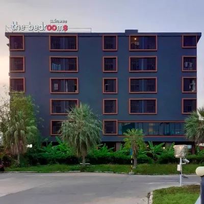 The Bedrooms Maeklong Hotel and Services Apartment Hotels near Samut Songkhram