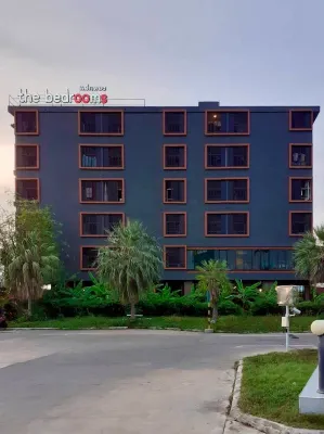 The Bedrooms Maeklong Hotel and Services Apartment Hotels in 