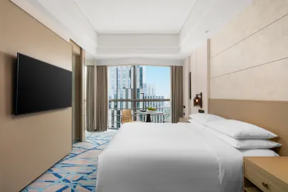 Renaissance Shanghai Caohejing Hotel Premiumzimmer mit Kingsize-Bett