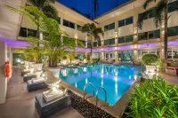 Qiu Hotel Bangkok - BTS On Nut Station - カップル
