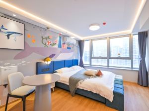 Qingyue Holiday Light Luxury Apartment (Licun Xinlian World Wanda Plaza)