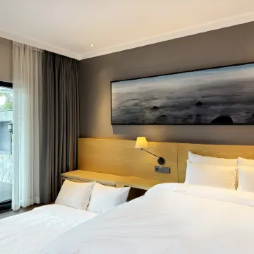 The Suites Hotel Jeju Отели рядом с достопримечательностью «Тематический парк Chocolate Land»