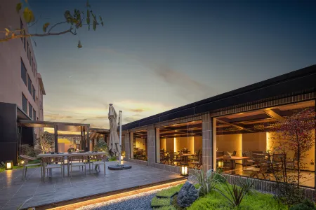 Hometown Famous Hotels in the Ancient City (Lu Xun’s Hometown Cangqiao Zhijie Store, Shaoxing) Отели рядом с достопримечательностью «Shen's Garden»