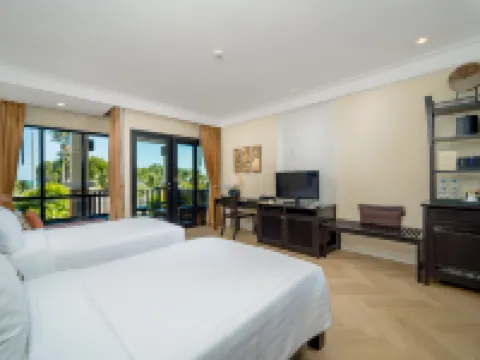 ブガータニ リゾート アンド スパ ポダ島周辺のホテル