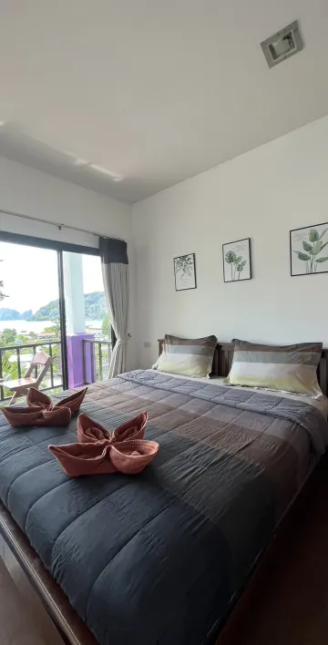 ห้องเตียงใหญ่พร้อมระเบียงและวิวทะเล