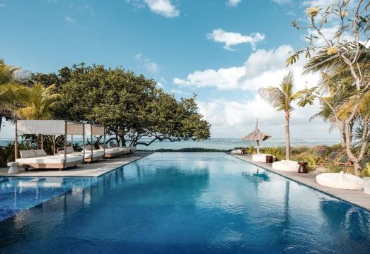 앰버 롬복 비치 리조트의 깔끔한 객실 내부