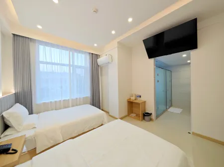 Beautiful Mountains and Clear Waters Отели в г. Ичунь