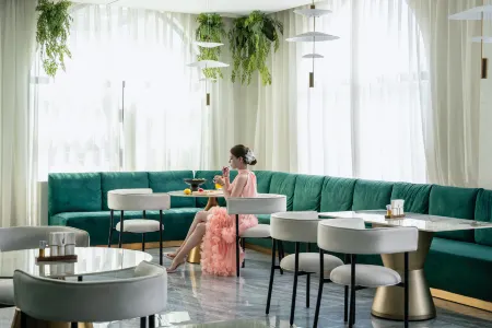 Beihai J Hotel (Beihai Silver Beach) Отели рядом с достопримечательностью «Guilin University of Electronic Technology Beihai Campus»