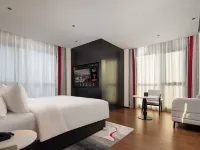 Radisson Red Haining Hotel dekat Hall of Heavenly Kings (Xiaxi Road)