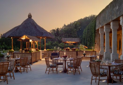 아만킬라의 럭셔리한 실외 수영장 모습