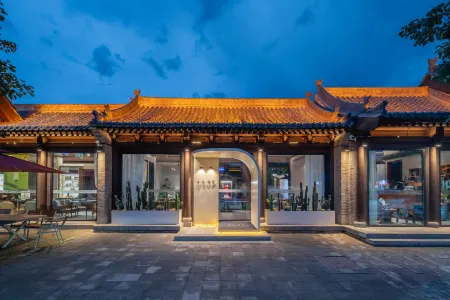 Mubai Jingshe Hot Spring Resort Hotel (Xinzhou Ancient City) Отели рядом с достопримечательностью «Xiurong College»