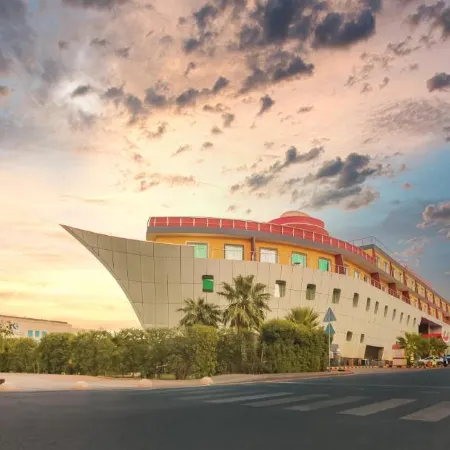 Golden Ship Hotel Отели рядом с достопримечательностью «Торговый центр Granada Center Riyadh»