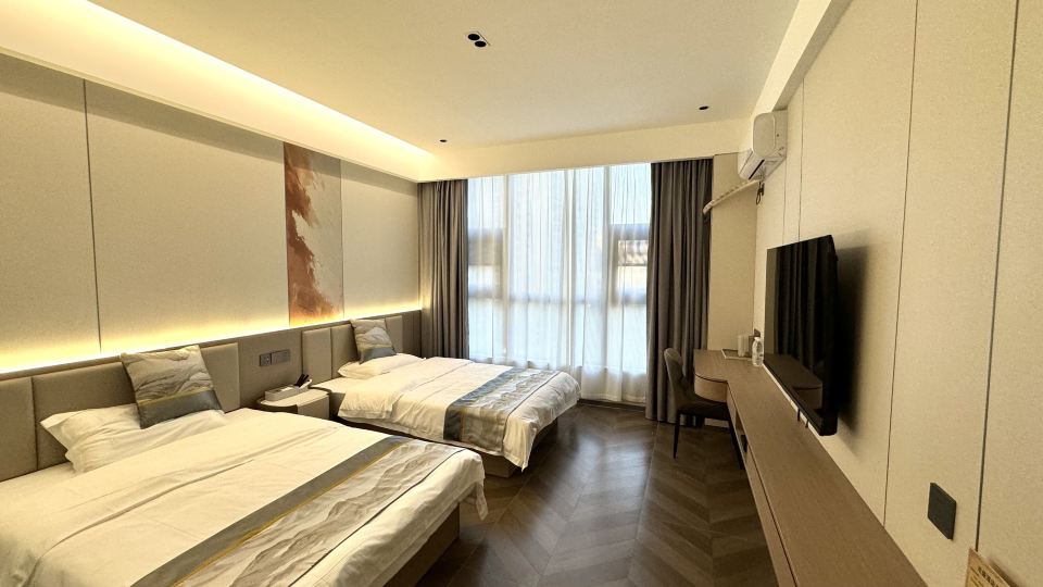 Longsheng Grand Hotel (Fangchenggang High-Speed Rail North Station)