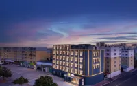 IU Hotel (Nanyang Normal University Wolonggang Scenic Area Tourist Service Center) - Esports