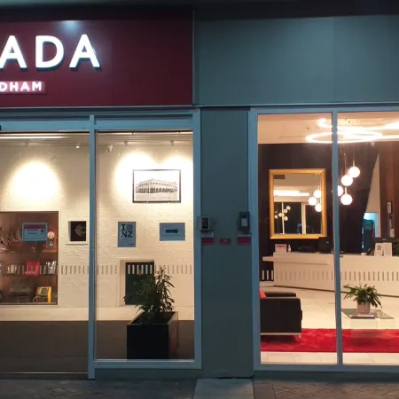 Ramada by Wyndham Hamilton City Center Отели рядом с достопримечательностью «Реформед Черч оф Гамильтон»