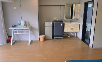 Jinmanxuan E-sports Homestay (Aiqing Square Fenghuang Lake Park)