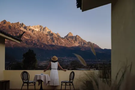 BuwanLiyu · Luming Shanye SongjianPanoramic Snow Mountain 1988 Series  Sunshine on Golden Mountain Отели рядом с достопримечательностью «Lijiang Snow Mountain Falcon Valley Scenic Area»