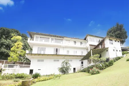 Collection O Villa Bunga Bunga Near Gunung Mas Agrotourism Отели рядом с достопримечательностью «Таман Сафари Индонезия Богор»