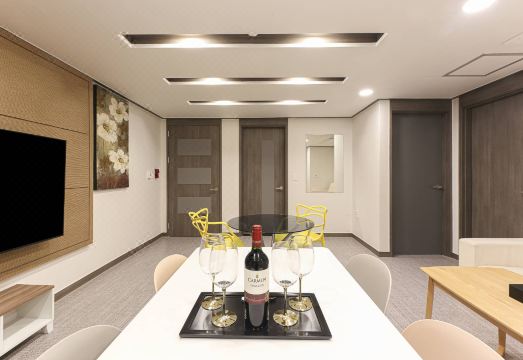 호텔701 풀빌라의 모던한 외관