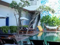 Dip & Doze Living Hotels near شاطئ بيراوا (Berawa Beach)