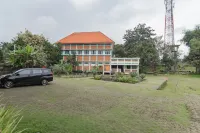 Urbanview Hotel Syariah Insani Cisarua Puncak Hotels in Cisarua