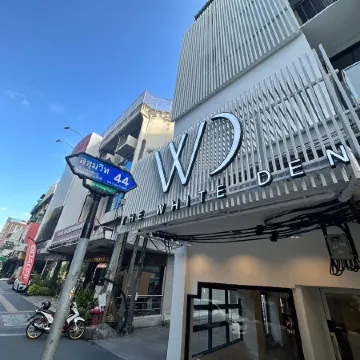 The White Den Sukhumvit 44 Отели рядом с достопримечательностью «Станция надземного метро Ekkamai»