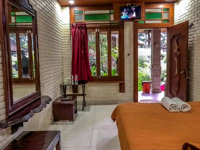 スーペリア ダブルルーム ウィスマ アリーズ ホテル ジョグジャカルタの写真