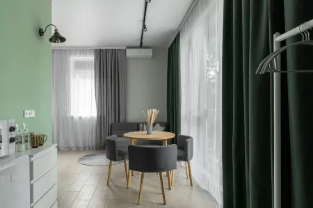 HUB Отели рядом с достопримечательностью «выстрелка о времени»