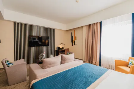 Comfort Hotel Astana Отели рядом с достопримечательностью «Монумент "Казахский народ"»