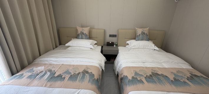 Looking at the mountain Hotels in Longshan