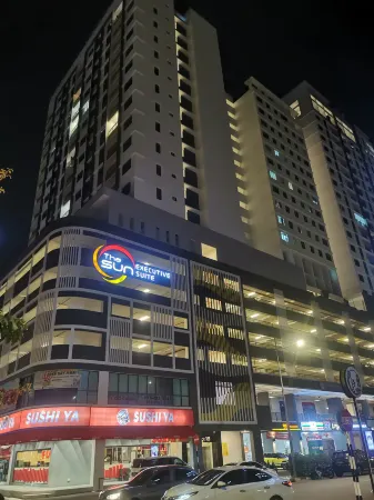 THE SUN EXECUTIVE SUITE Отели рядом с достопримечательностью «Setia SPICE Convention Centre»