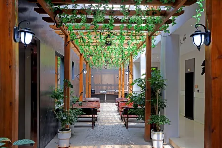 Rujia Huayi Selected Hotel (Fenzhou Market Xiguan Zhengjie Branch) Отели рядом с достопримечательностью «Jiajiazhuang Folk Customs Zoo»