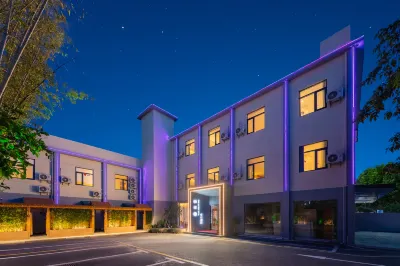 棲荷假日飯店（深圳燕子湖地鐵站店） 坪山體育中心體育館-羽毛球館附近的飯店