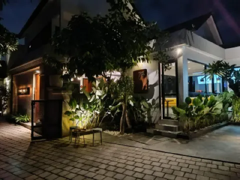 Padinis Villa & Coffee Taman Beji Tohpati Temple附近的飯店